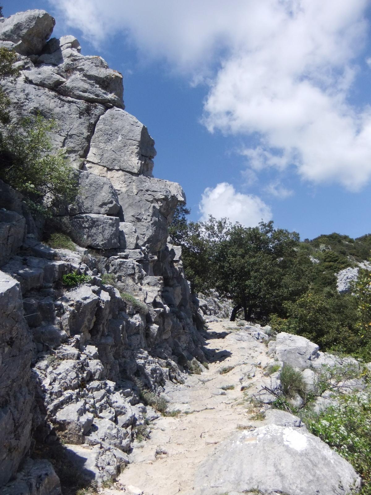 Sentiero tra le rocce