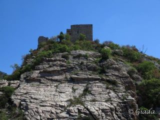 Il castello appollaiato sulla rocca