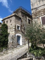 Il bel borgo di Castelvecchio di Rocca Barbena scorci