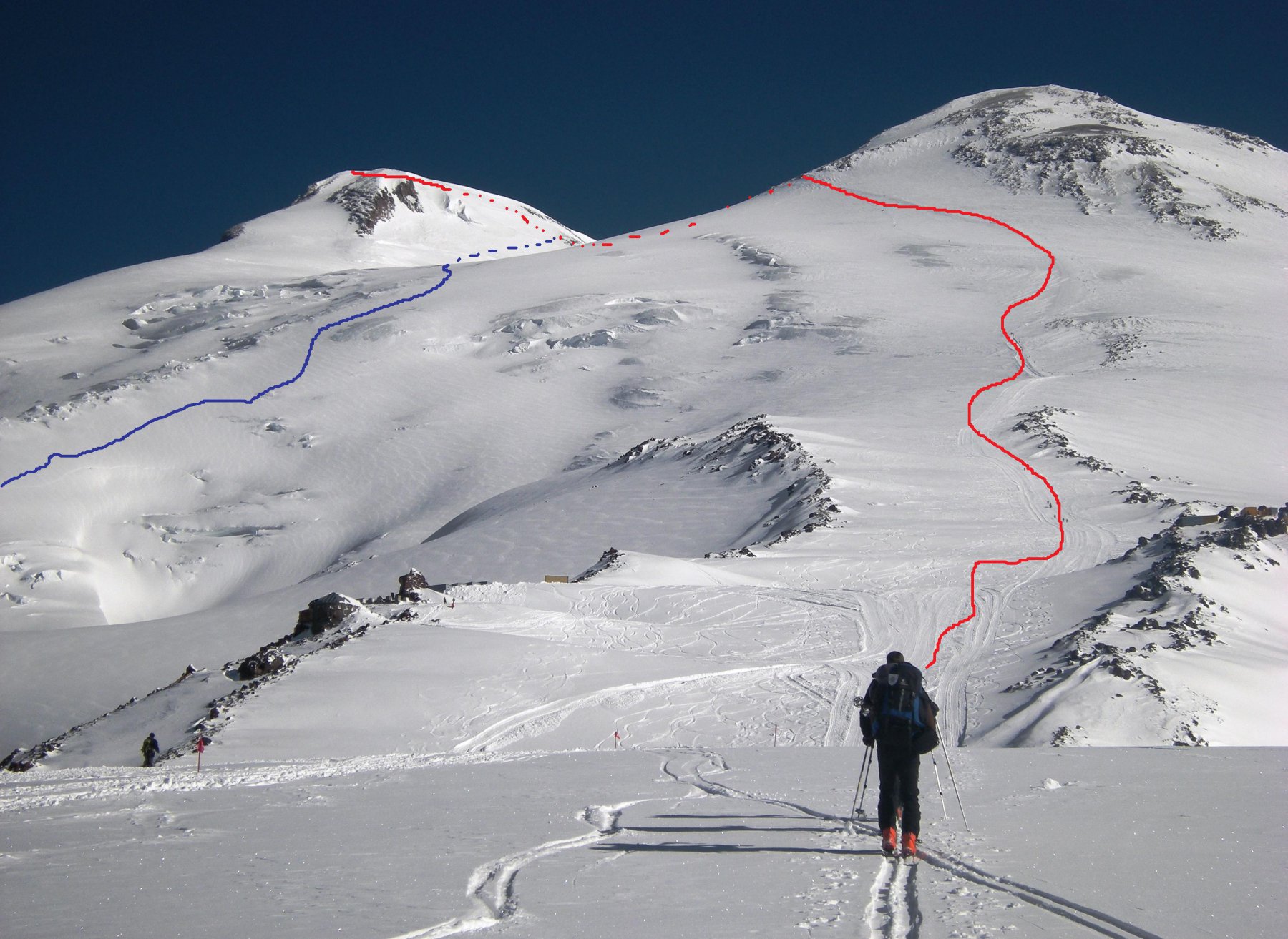Elbrus:  salita per la via normale (linea rossa), discesa verso il rifugio LeapRus (linea blu)