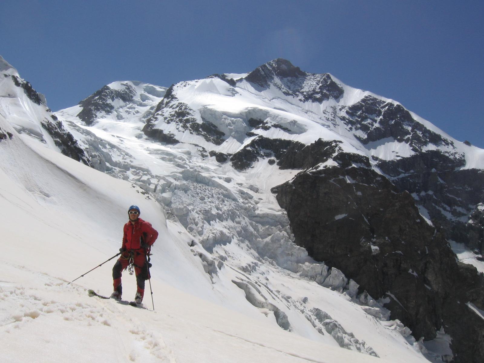 Pietro con dietro lo spettacolare labyrint e la cima del Bernina