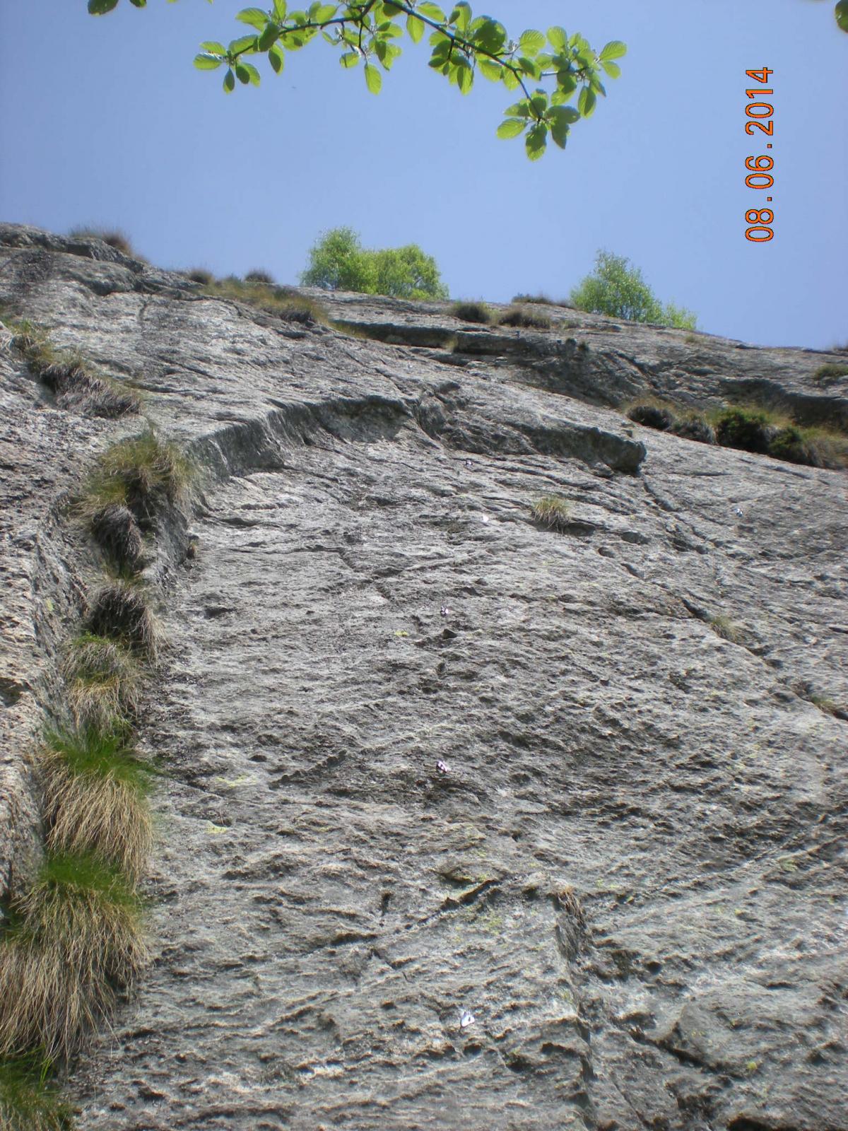 placche ben chiodate di bella roccia, inevitabili erba e licheni