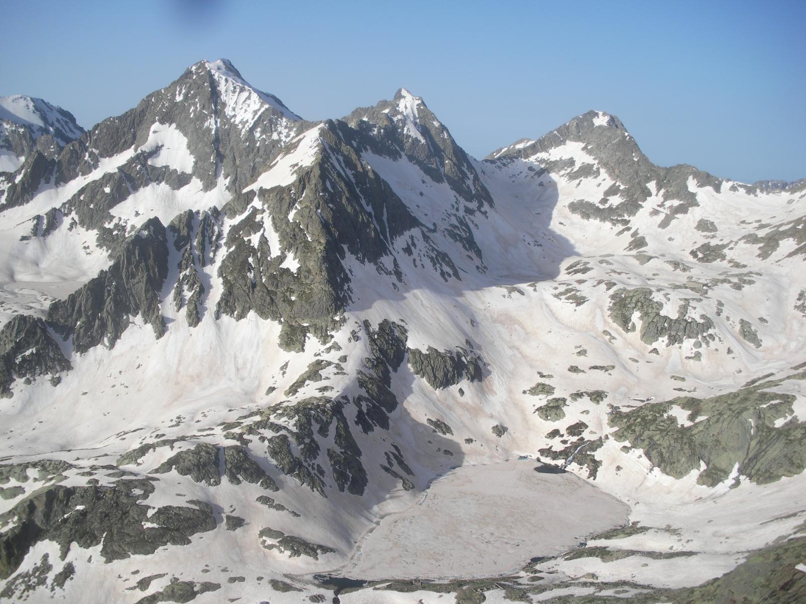 La T.del Claus,della Lausa e di Tavels con l'ancora ghiacciato lago inf. di Valscura dalla cresta sud di Valrossa..