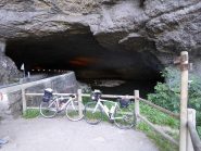 grotta - tunnel naturale con fiume e strada a Le Mas d'A zil