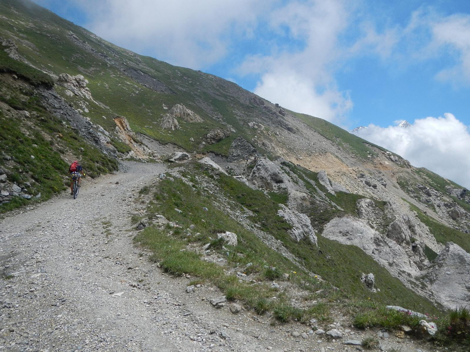 il lungo e panoramico sterrato verso l'Alpe Tour