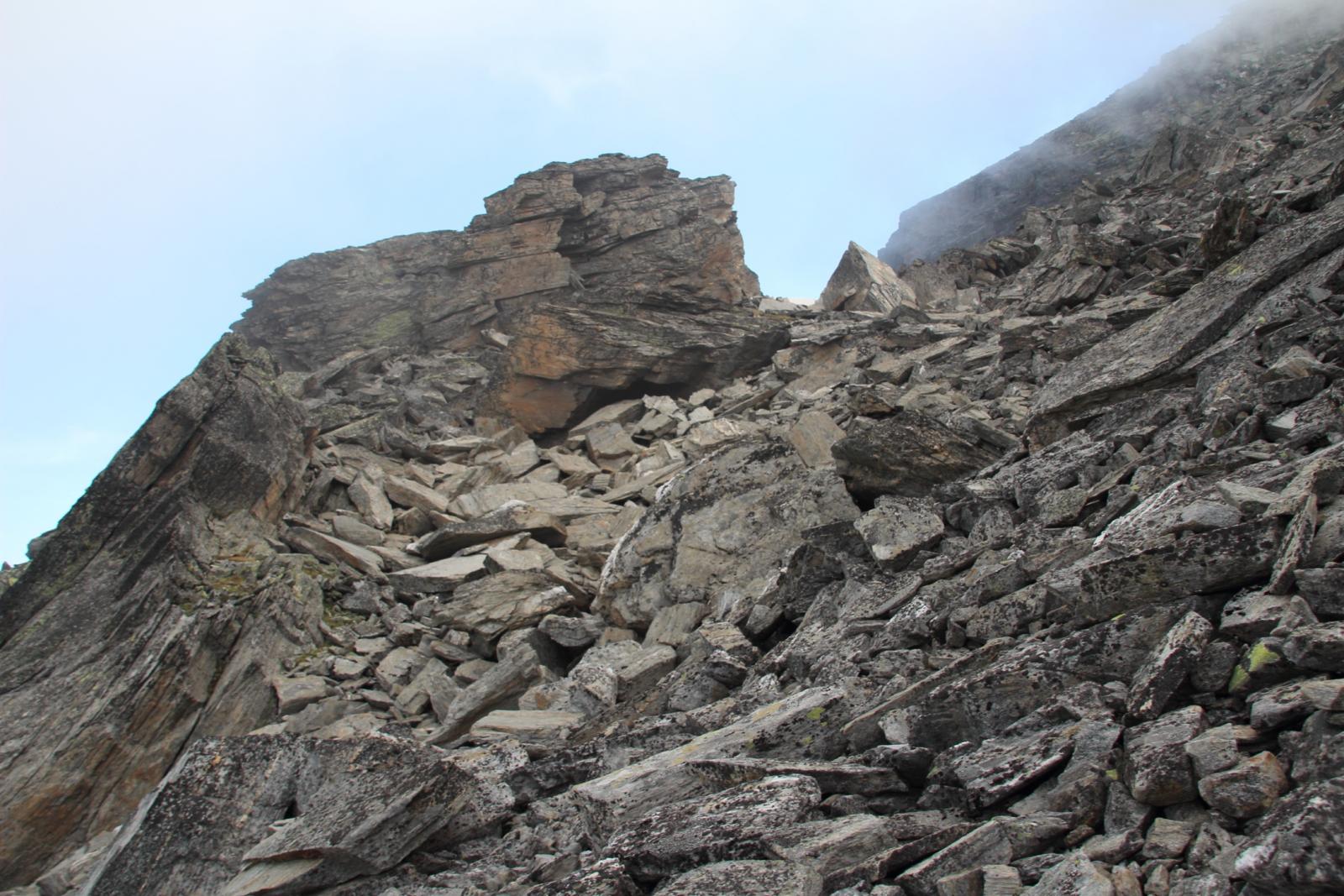 ultima parte della pietraia prima di arrivare alla base della cresta Ovest dell'Hubschhorn