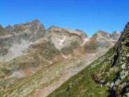 Dopo il passo di Costa Miana la Valrossa con la lunga cresta della cima nord a centro foto