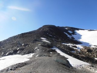 10 - Dal Col Pontonnet gli ultimi ghiaioni con traccia per la cima