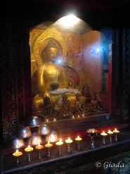 Buddha in un monastero buddista tibetano