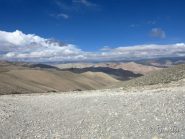 Panorami infiniti verso le montagne del Tibet dal passo di Chinggel La m.3870