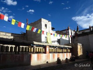 Bandierine e ruote di preghiera buddiste tibetane