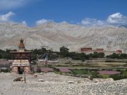 Tsarang chorten, monastero, montagne e campi di grano saraceno