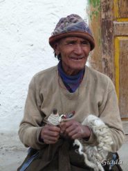 Anziano fila la lana