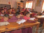 Giovani studenti monaci buddisti tibetani