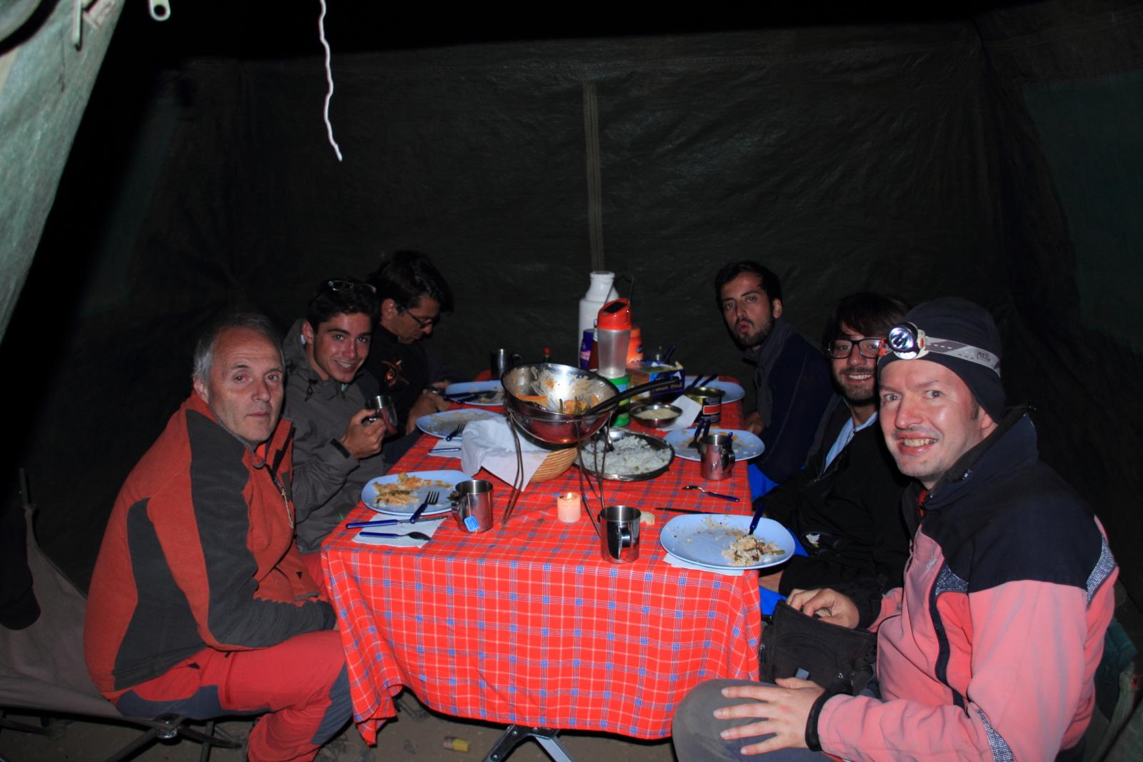 in attesa della cena nella tenda mensa a Shira Plateau (22-8-2014)