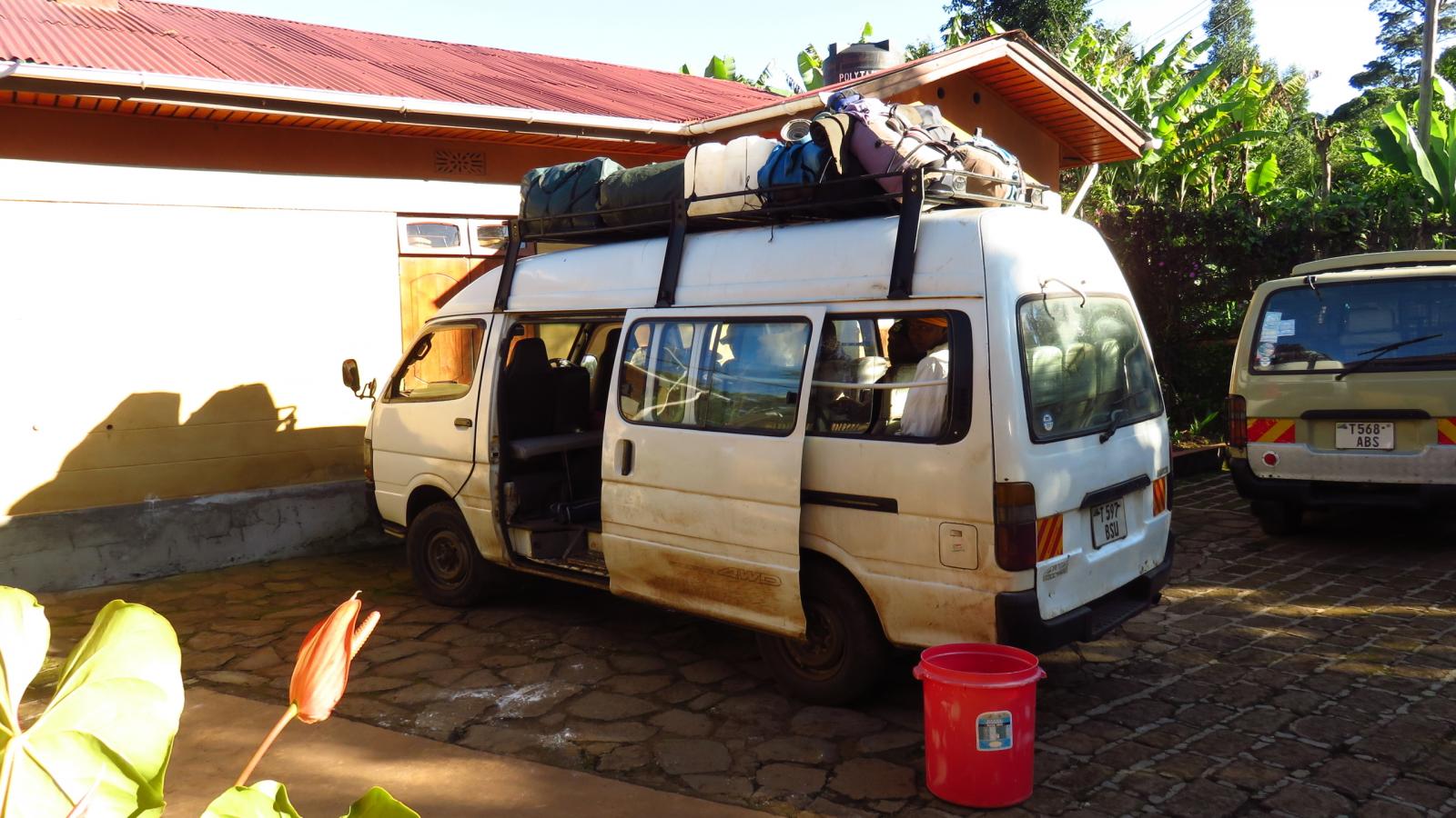 pronti alla partenza...il nostro pulmino ci attende a Marangu (21-8-2014)