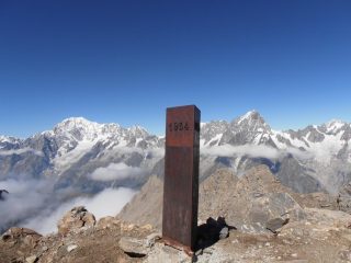 01 - la cima tra Monte Bianco e Grandes Jorasses