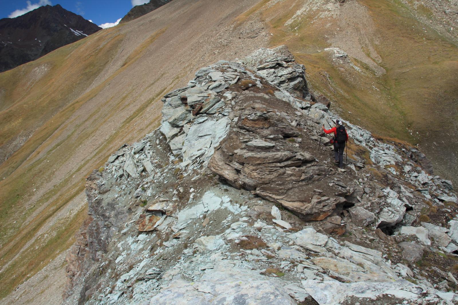 Maria Carla impegnata su un tratto di facili roccette della cresta SE del Vallonet