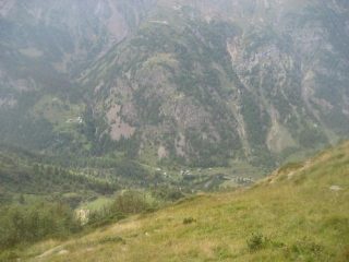 vista della frazione Peccia dall'alpe Fornale, in discesa in val Vogna
