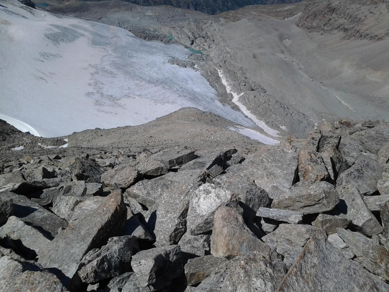 Dalla vetta, il pendio finale, il ghiacciaio di Moncorve' e (piccolissimo e lontano ) il rifugio V.E.