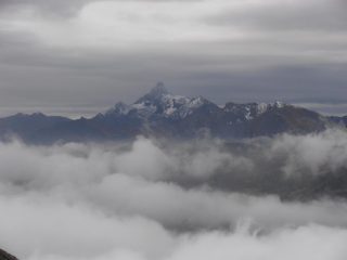 05 - sopra il primo strato di nuvole, ma sotto la pioggia... laggiù il Pic de Rochebrune innevato