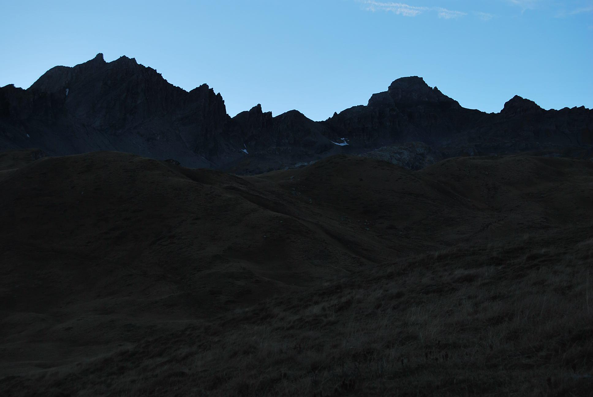 Il profilo della cresta, da Mont de la Forclaz a Aig. Hermite, visto dal Lago di Verney