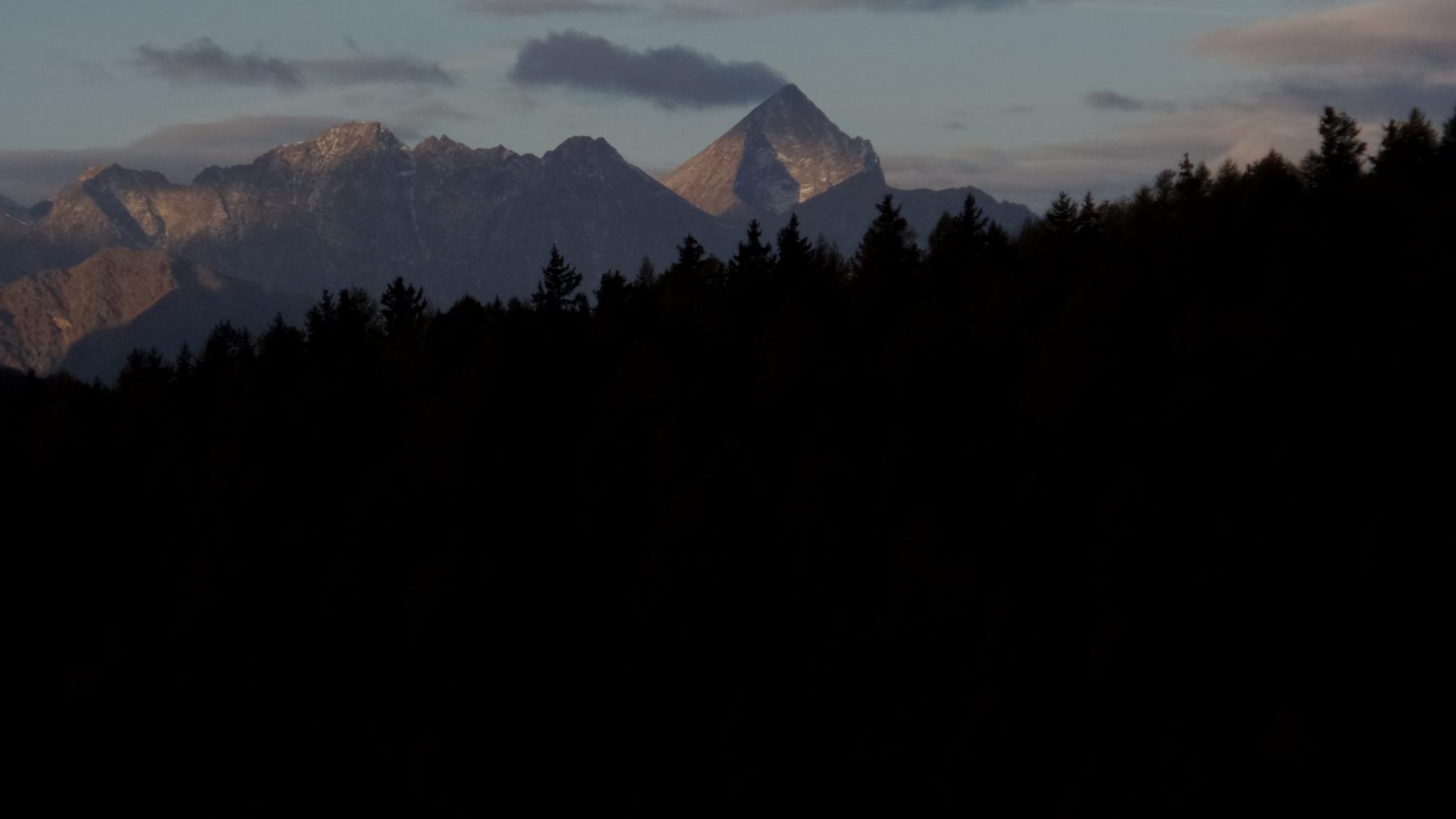 prime luci del sole sul Monte Emilius da Estoul
