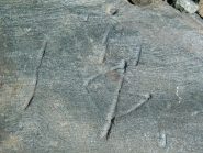 Strani segni sulla roccia