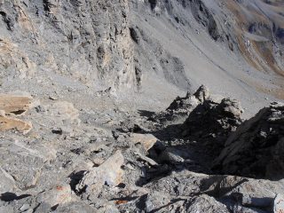 07 - la pietraia finale vista dalla cresta sopra il colle