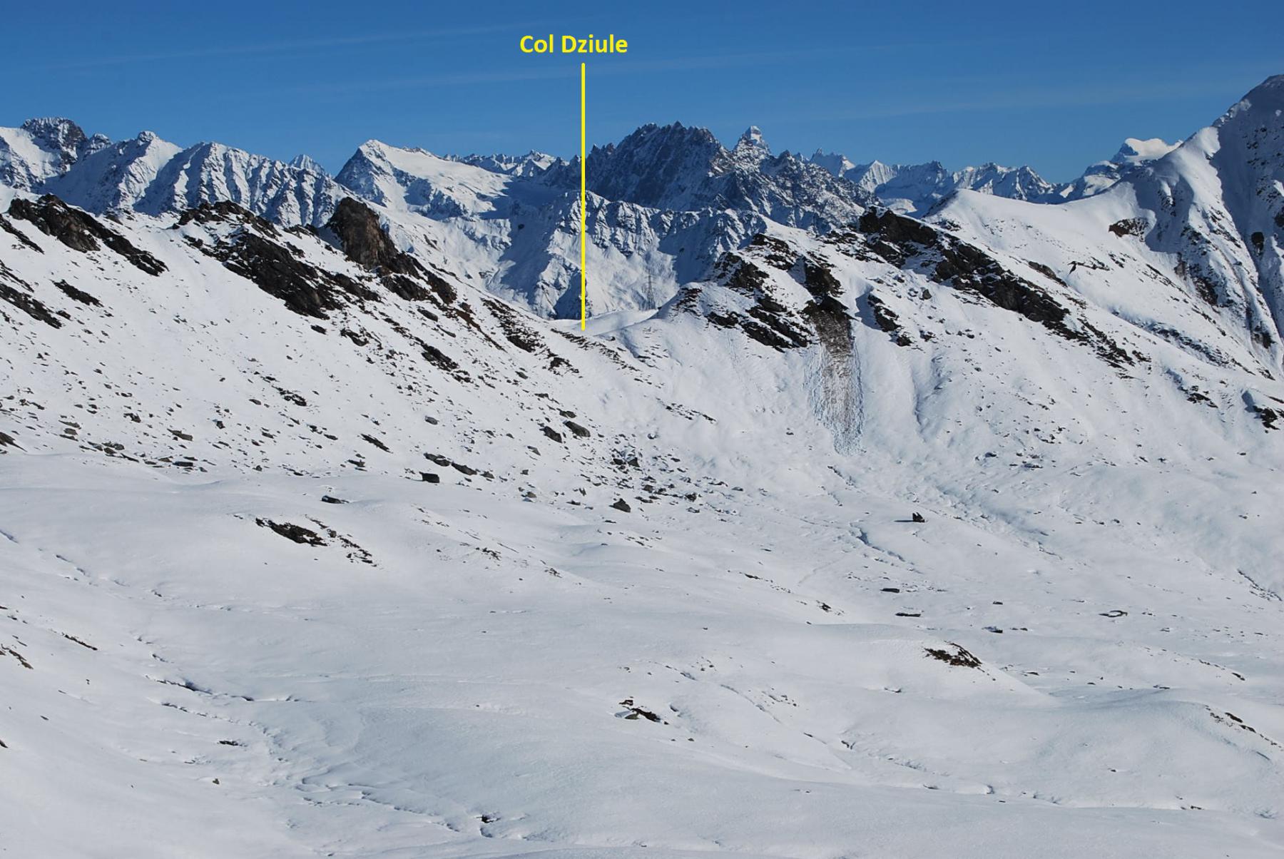 Il Col Dziule (2520 m) visto dal Col Fetita: questa meta, più lontana di quanto sembri dall’immagine, è stata accantonata. Sullo sfondo il Cervino.