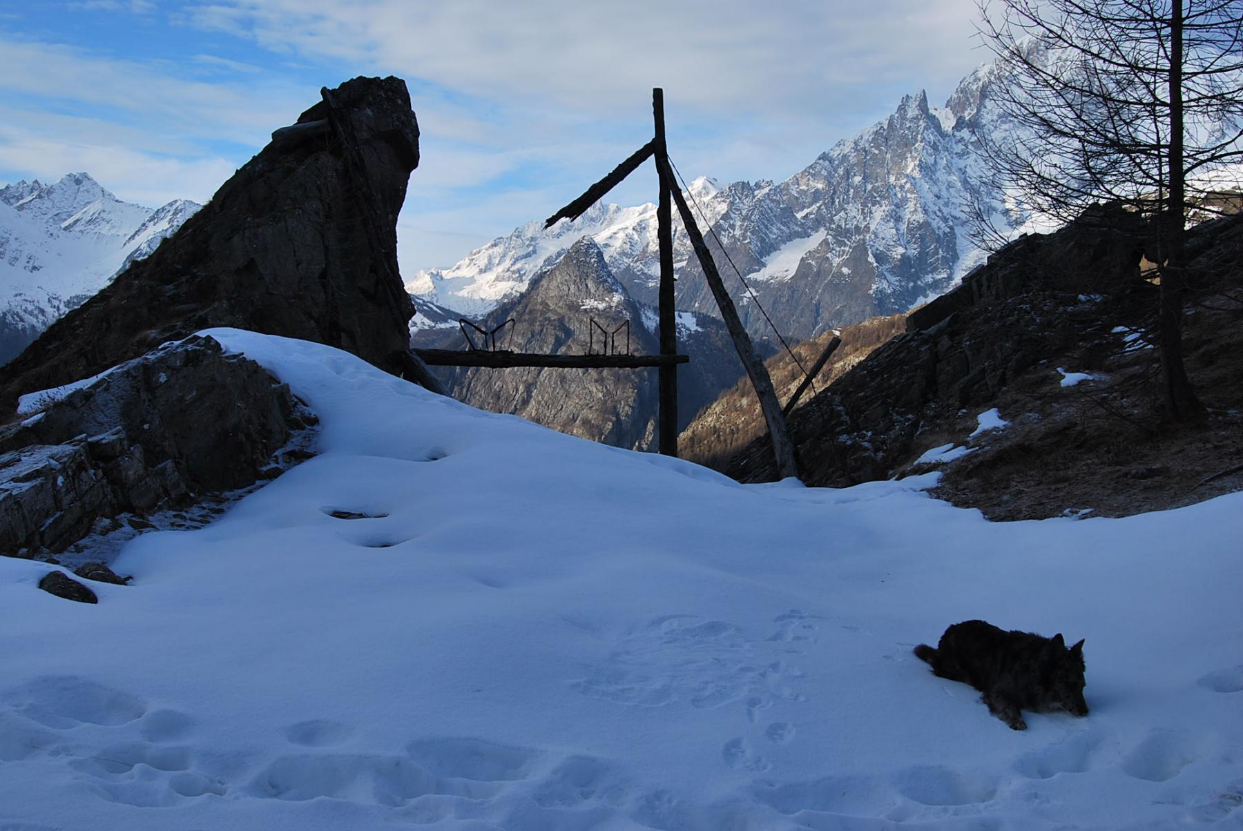 L’arrivo ai resti della teleferica, belvedere sulla Val Sapin
