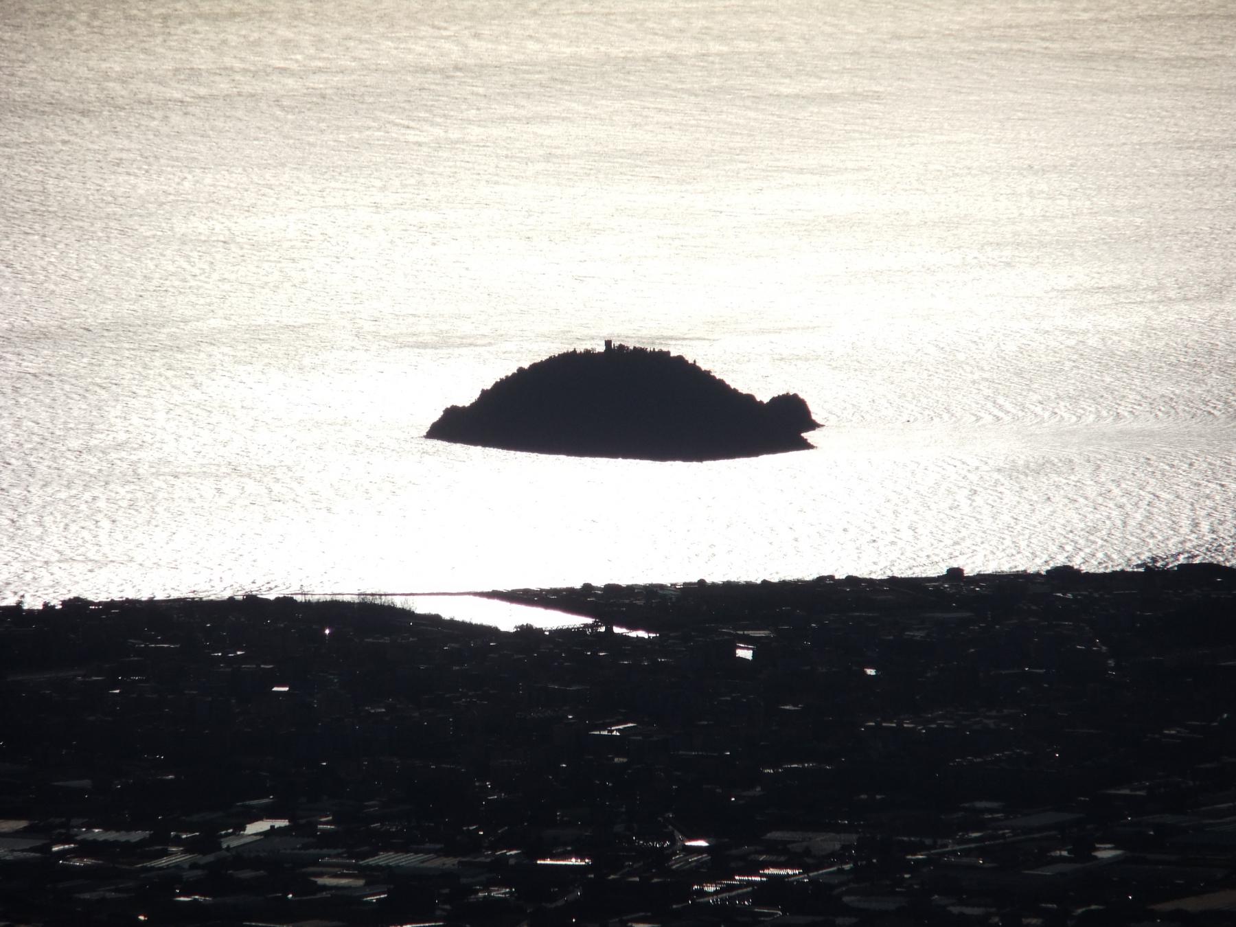 Isola Gallinara in un mare di luce