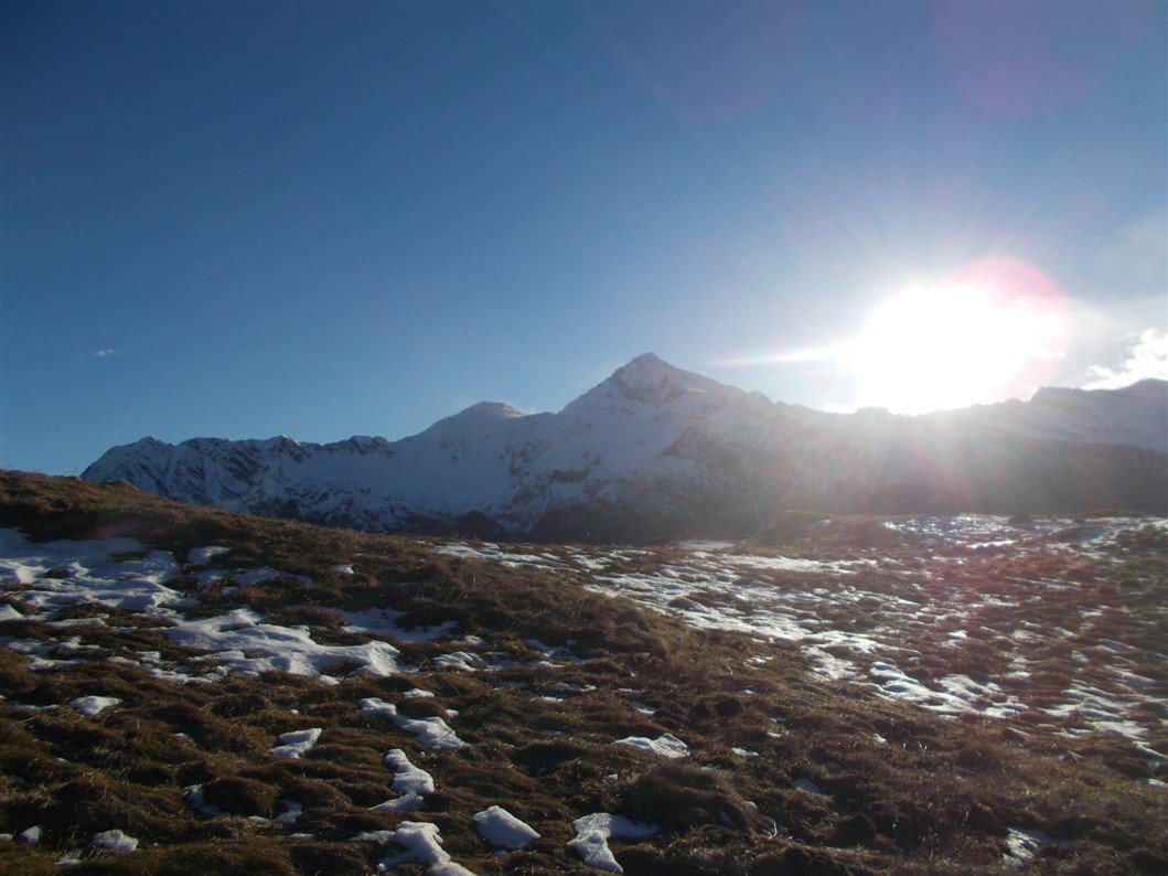 Il Piano dell Alpe Cama con il Pizzo Ton e il Mottone