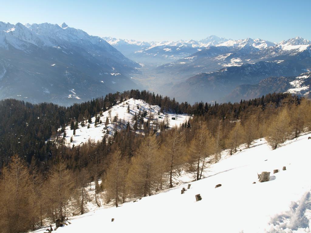 Val d'Aosta verso Saint-Vincent dalla cresta della Testa di Comagna