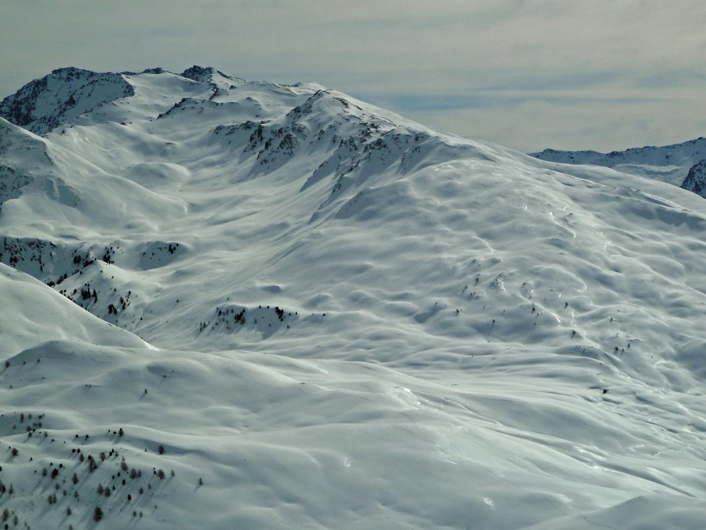 Dalla cima, verso est: pennellate di neve sui pendii