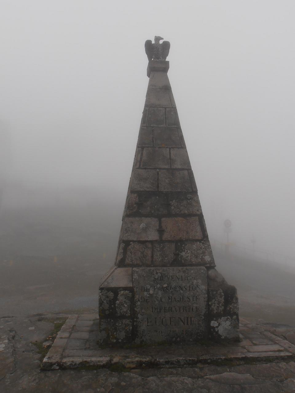 01 - monumento in cima, ricorda il passaggio dell'imperatrice Eugenia di Francia