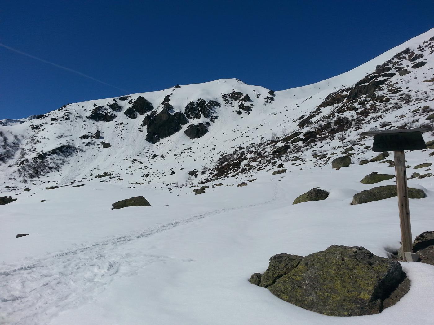 Gli accumuli di neve sul pendio sopra l'ultimo tratto di sentiero