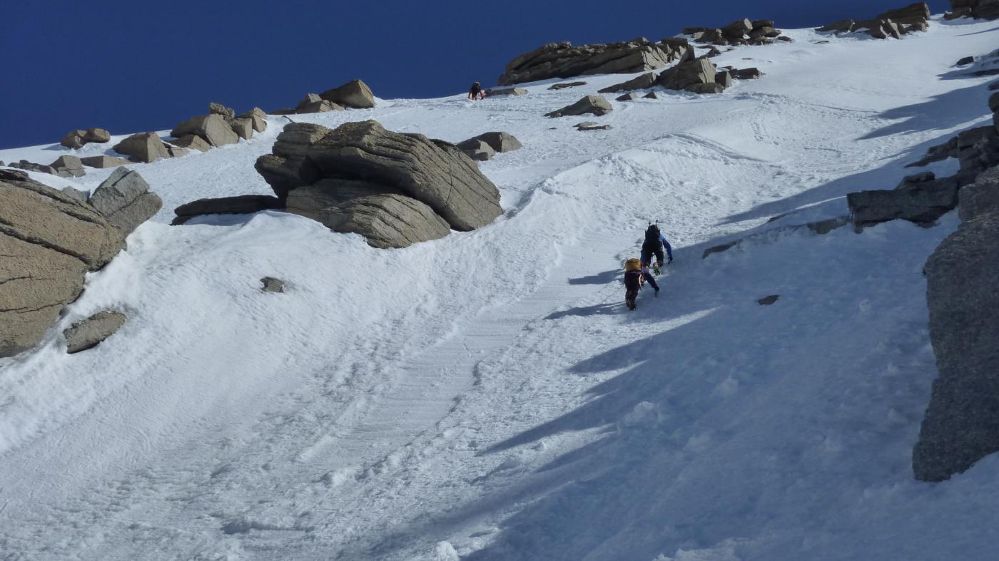 Lorenzo & Debby in discesa, altro scialpinista solitario in salita