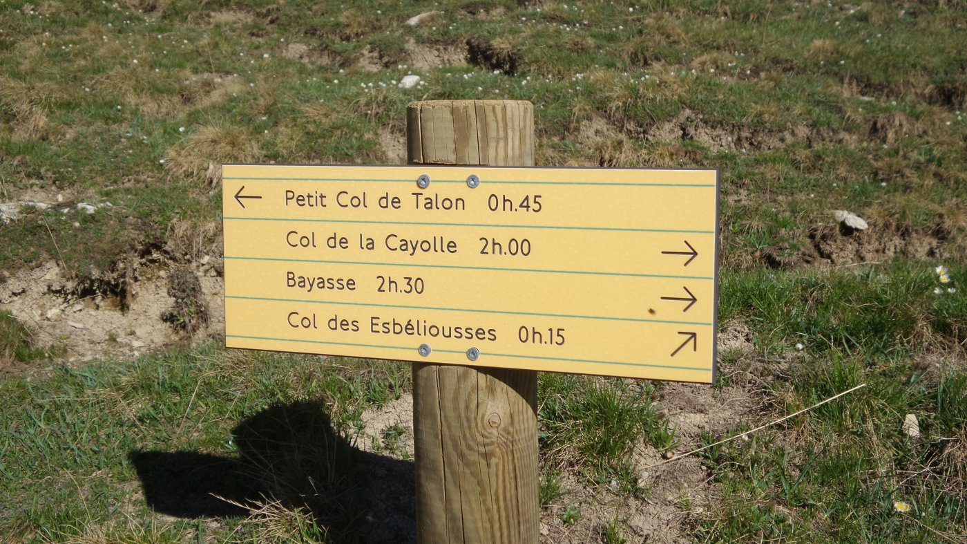 il bivio con cartello indicatore all'inizio della conca de la Grande Cayolle