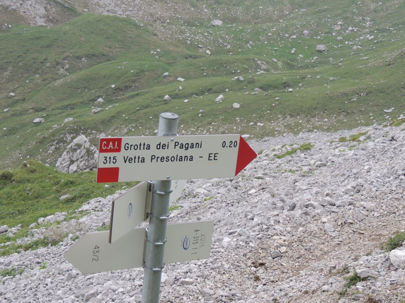 cartello indicatore presso grotta dei Pagani