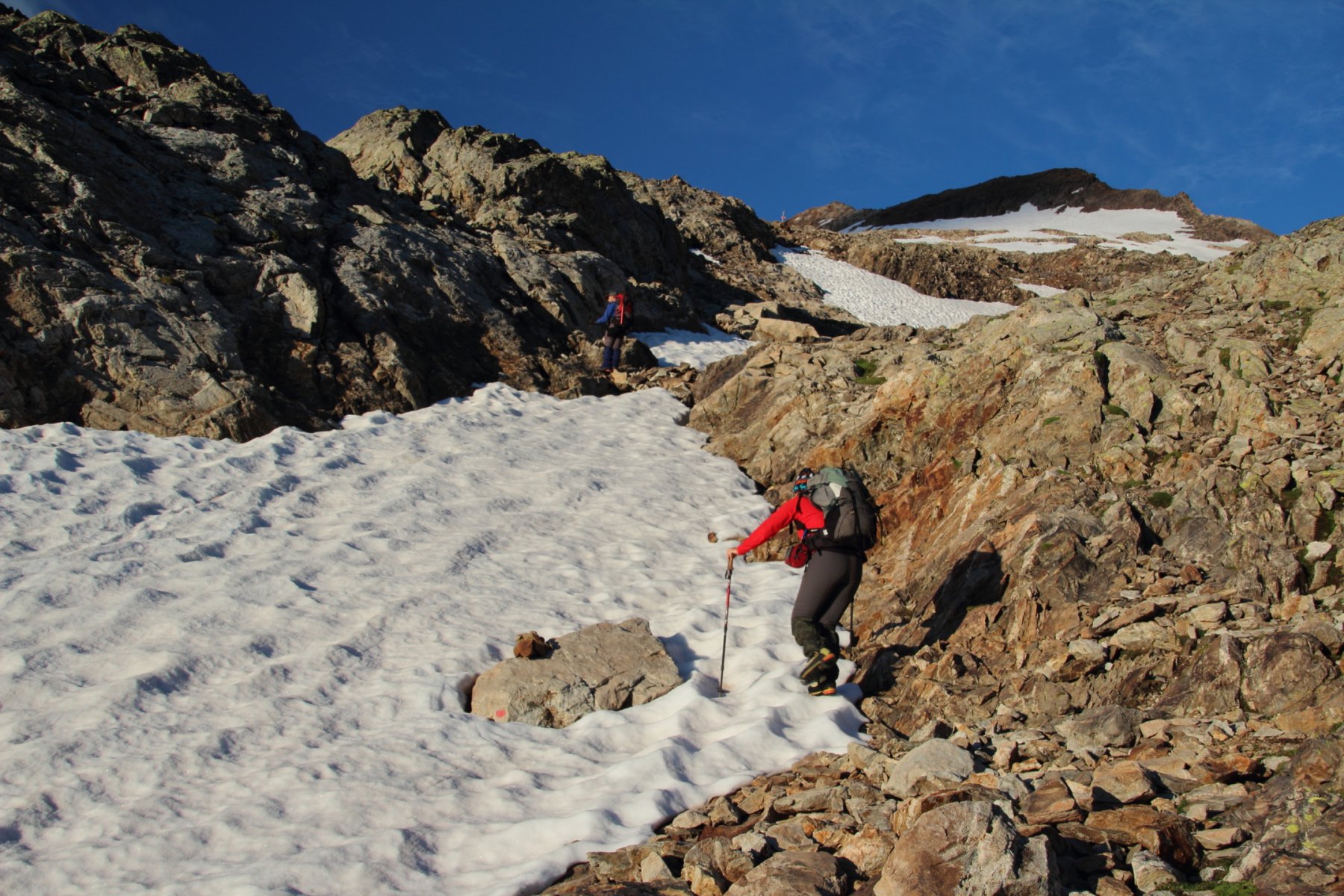 raggiungendo i primi nevai nel Vallon de Chancel a quota 3100 m (21-6-2015)