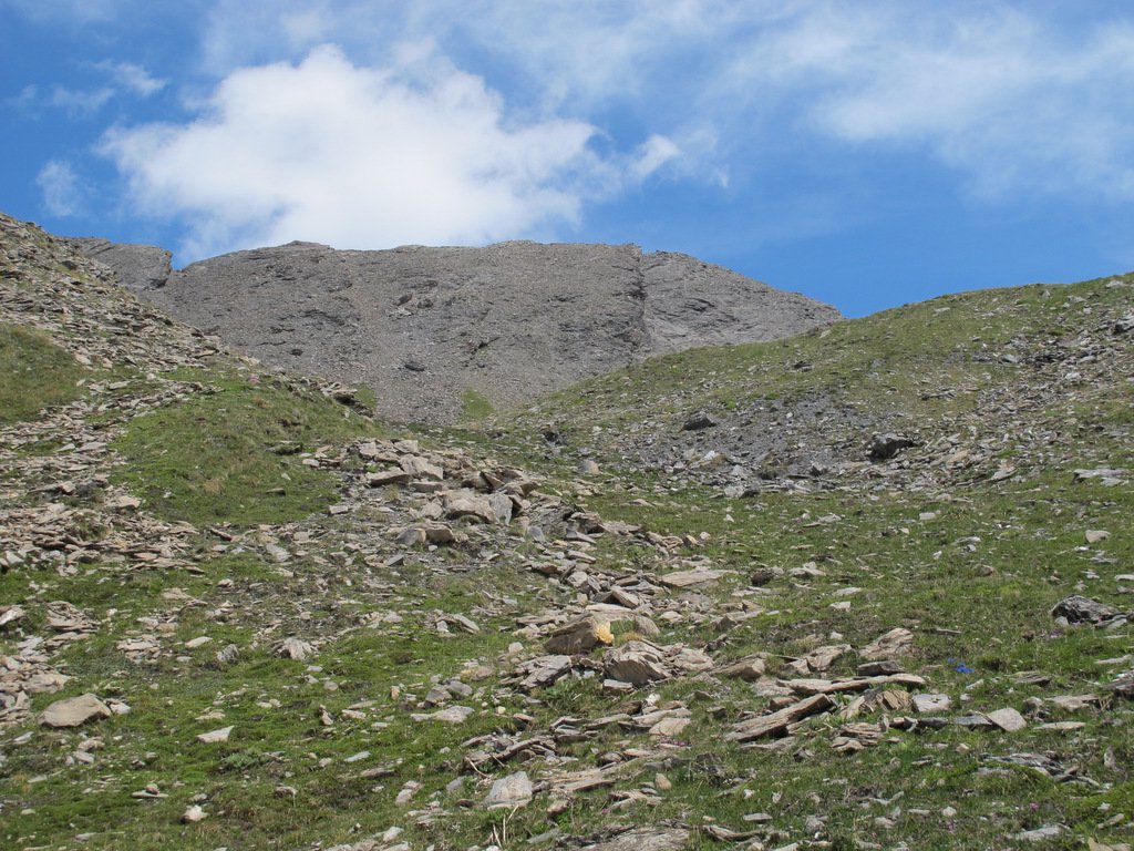 La P. Fauri N vista salendo verso il colle di Rocce Platasse, a sx lo spuntone roccioso verso cui dirigersi