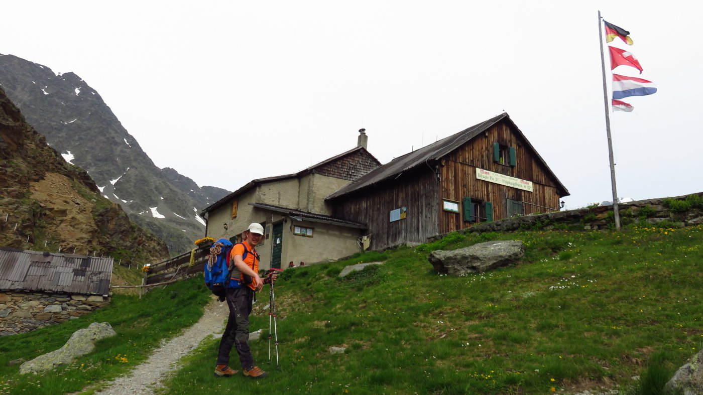 l'arrivo al Rifugio Pio XI (Weisskugel hutte) (3-7-2015)
