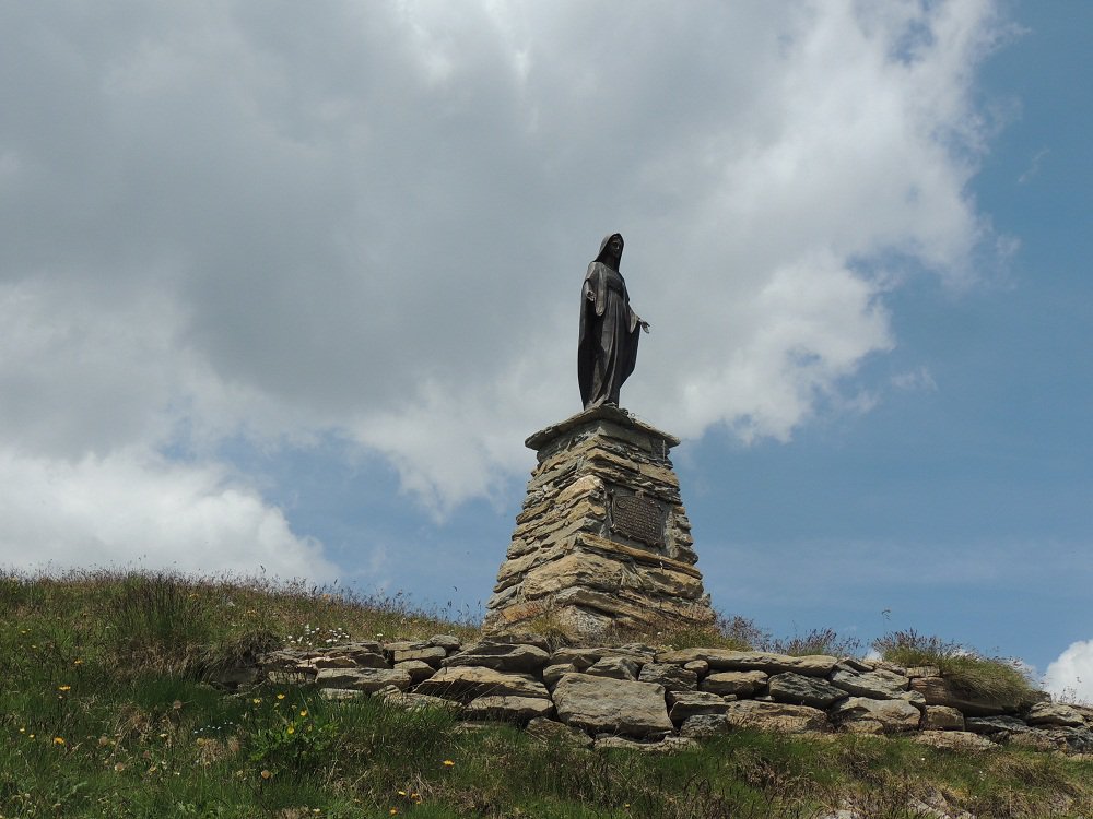 la statua nei pressi della cima