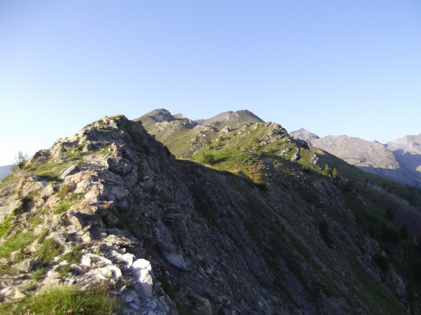 La cresta vista da Punta delle Gorgie (m.2373).