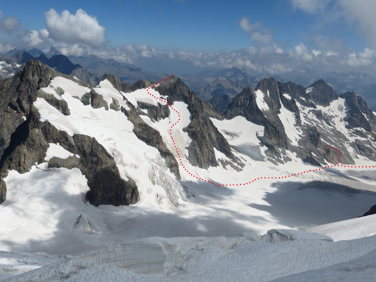 il percorso di salita visto salendo al dome de neige (a dx la traccia per il rifugio des ecrins).