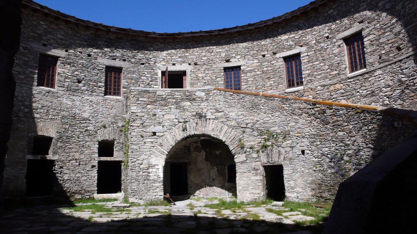 L'interno dell'Ancien Fort de Ronce con la sua caratteristica forma.