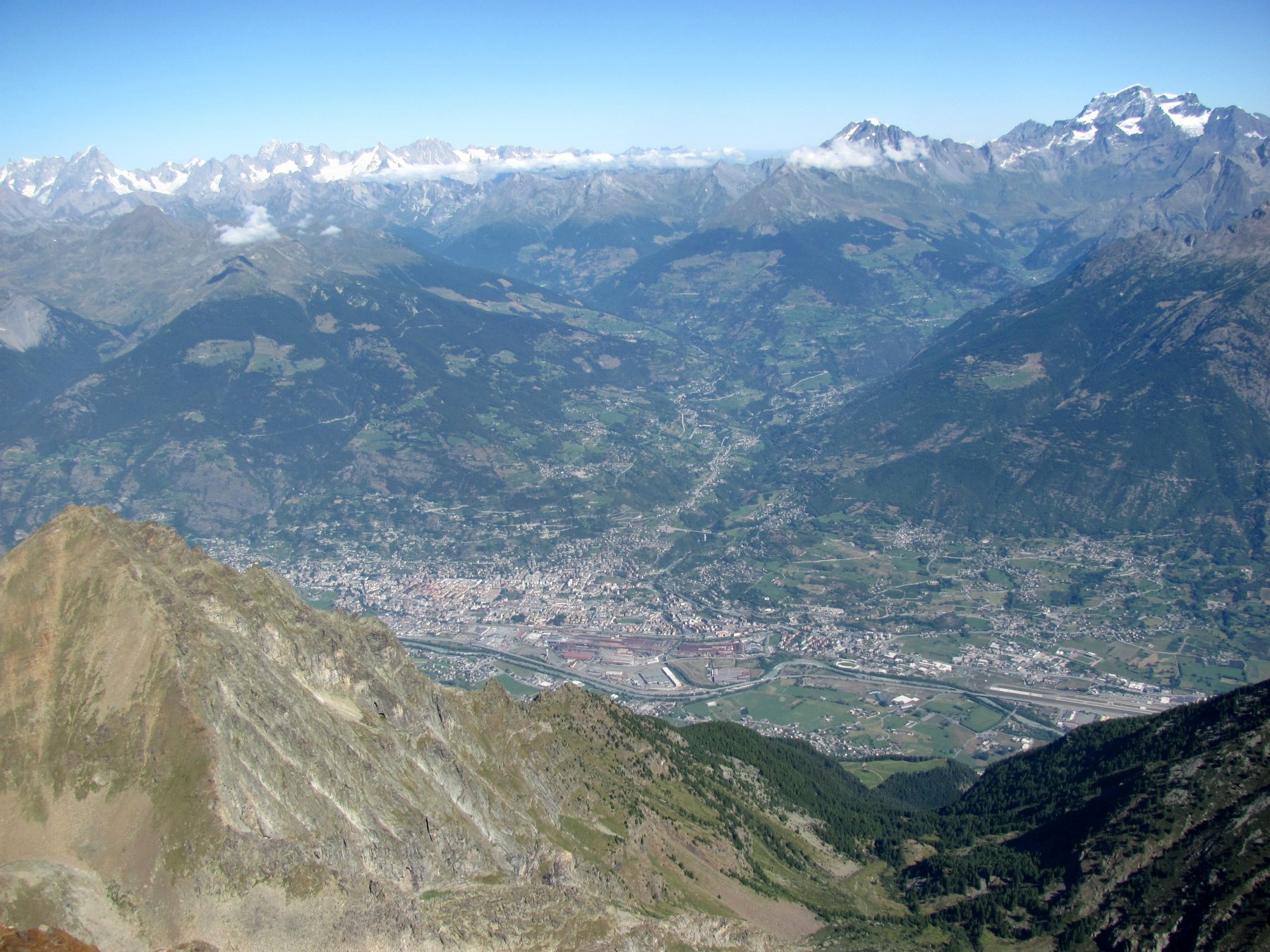 sotto: la Becca di Nona e Aosta; sfondo: catena Bianco, Velan e Gran Combin
