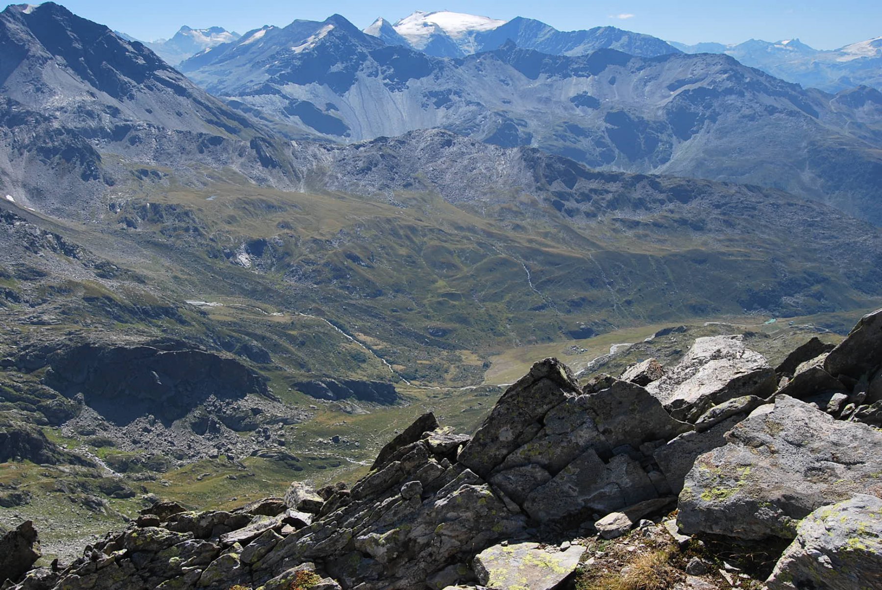 Visti dalla vetta: alpeggi della Sassiere, cresta Montseti e Col du Mont, sul percorso del Tour del Rutor