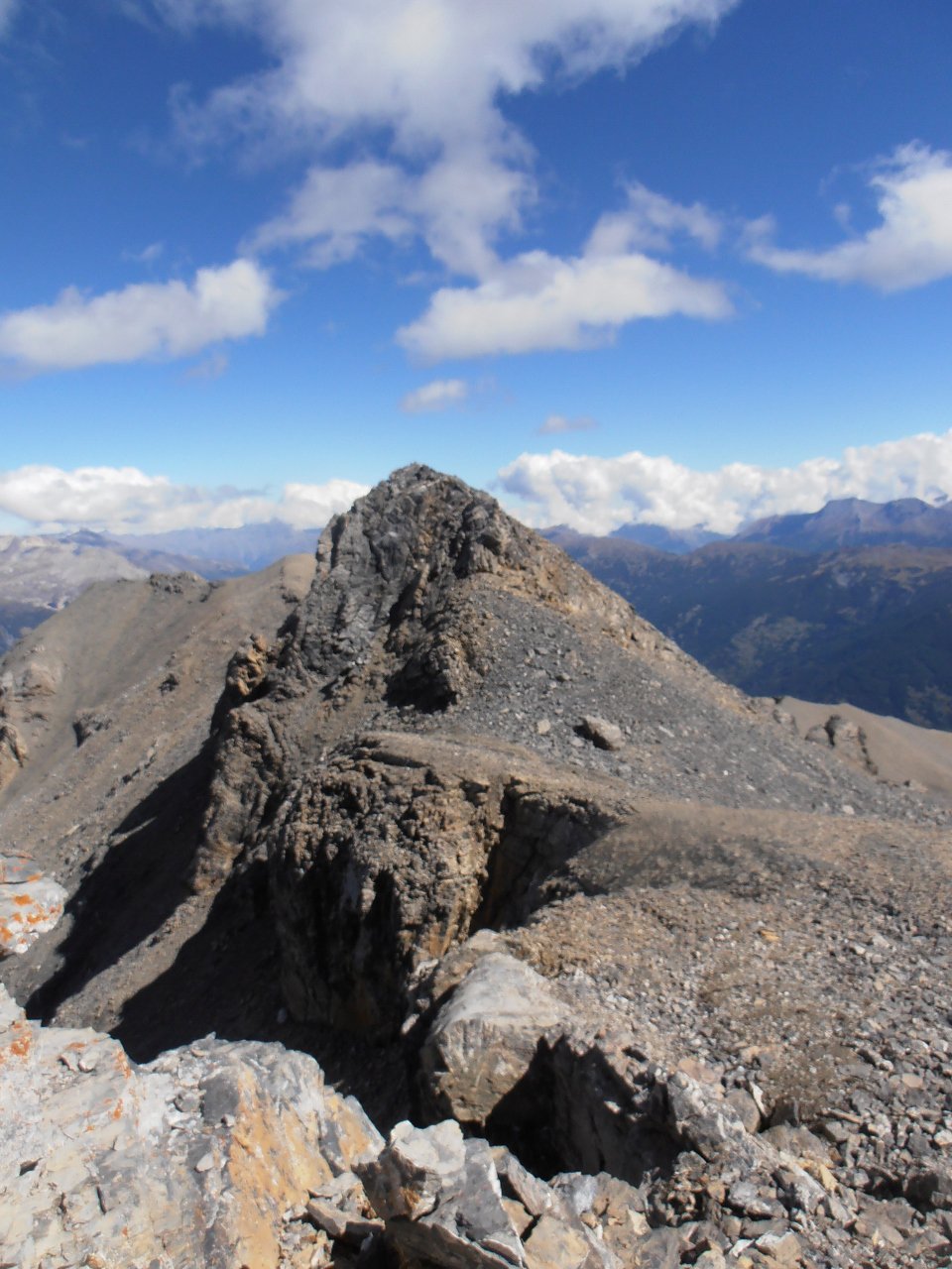 02 - la cima più aguzza delle tre cime costituenti i Rochers Charniers